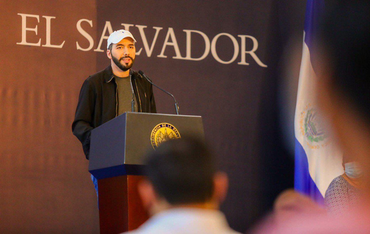 Presidente Bukele anuncia programa de becas para jóvenes y computadoras para niños de El Mozote presidente-bukele-anuncia-programa-de-becas-para-jovenes-y-computadoras-para-ninos-de-el-mozote